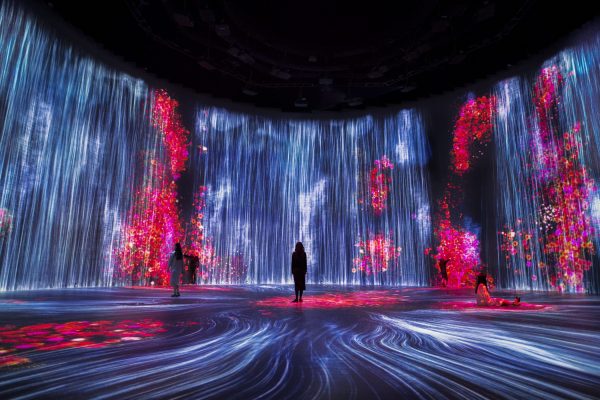 teamLab: Universe of Water Particles in the Tank