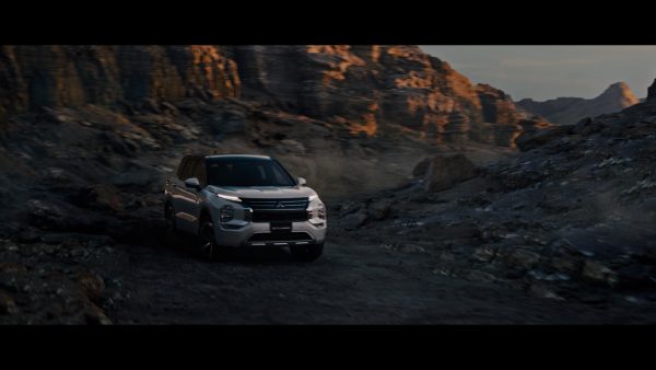 三菱自動車 新型アウトランダーPHEV「時代をつくる」篇