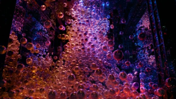変容する連続体 - 映像作家: teamlab