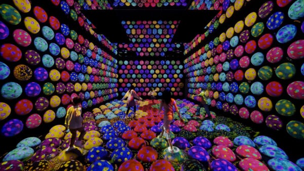 あおむしハウスの高速回転跳ね球 - 映像作家: teamlab